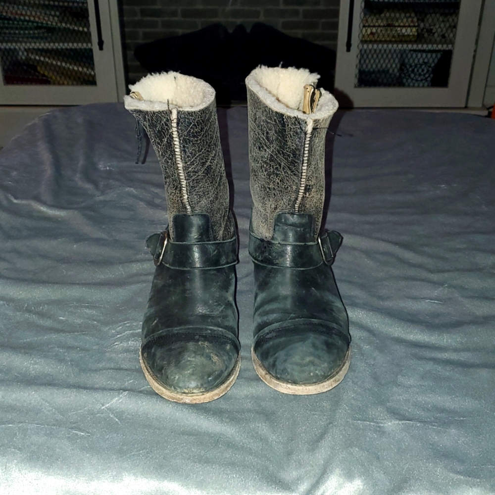 Koolaburra ugg Grey mid ankle boots.